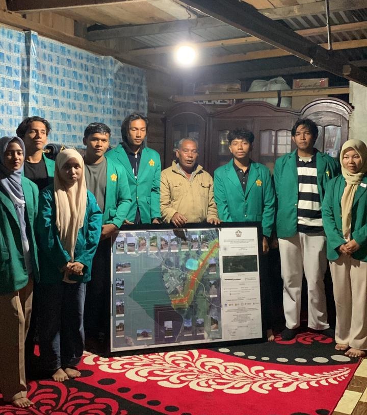 Mahasiswa PKM Desa Genuren Bagikan Buku Panduan Tanggap Bencana kepada Masyarakat