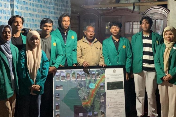 Mahasiswa PKM Desa Genuren Bagikan Buku Panduan Tanggap Bencana kepada Masyarakat