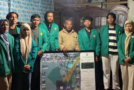 Mahasiswa PKM Desa Genuren Bagikan Buku Panduan Tanggap Bencana kepada Masyarakat